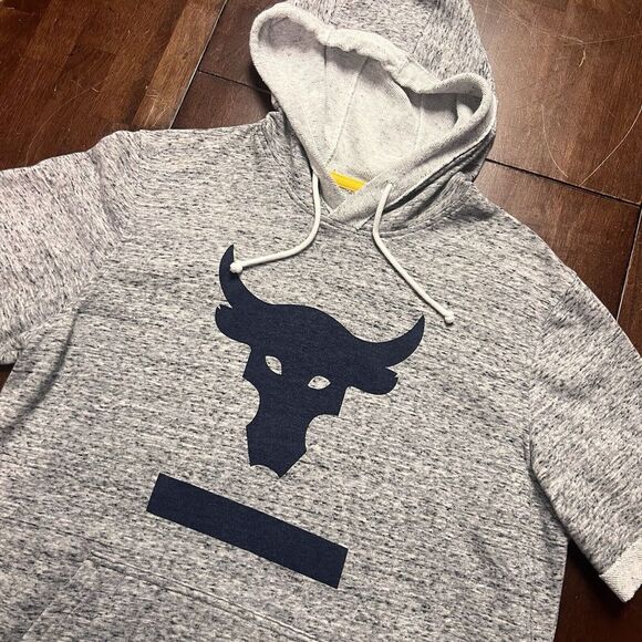 Under Armour Project Rock Hoodie Mens Medium Gray Logo Short Sleeve‎ Gym Casual - Picture 1 of 8